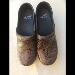 New.. never worn Dansko